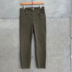 Liverpool Gia Glider Pull-on Crop jean in Aloe Green, size 8/29, Style LM7338F81